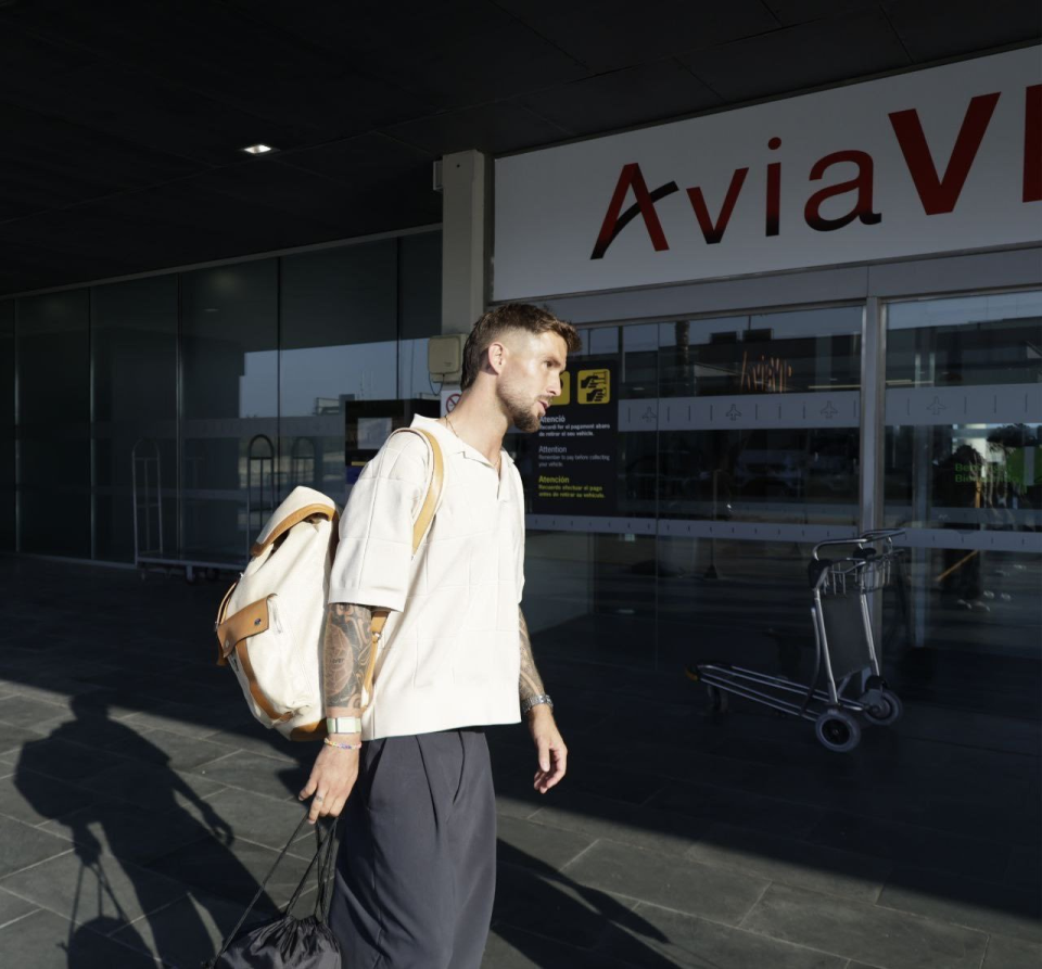 但他不愿意, 望出场