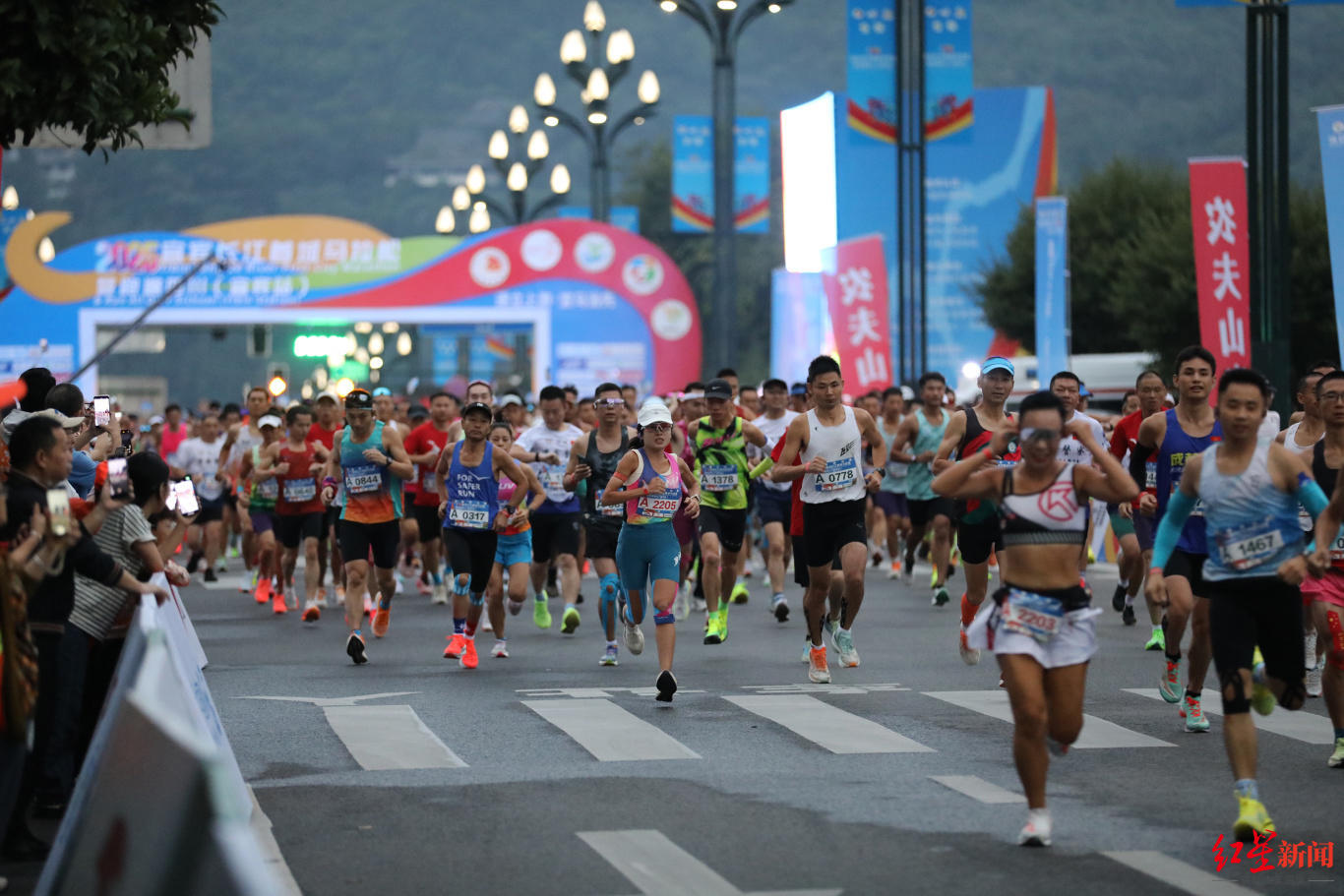 秒的成绩摘, 文的选手黄, 在激烈的角